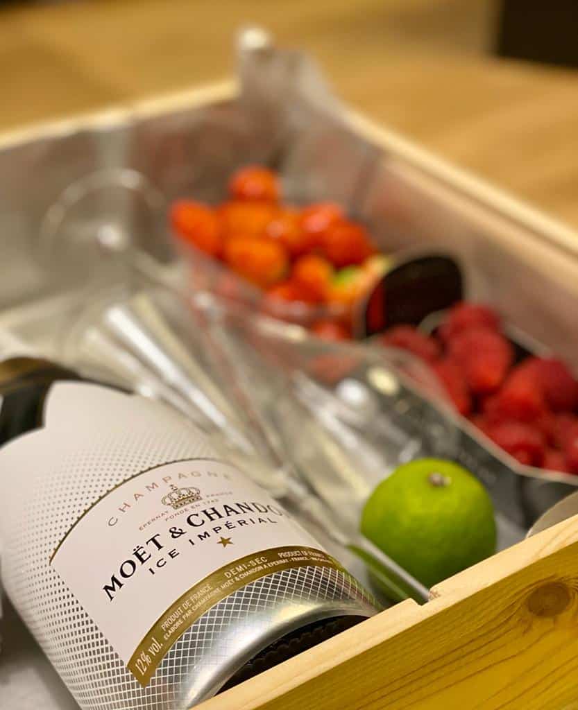 Luxe pakketten met Moët Ice Champagne en vers fruit in een kist.