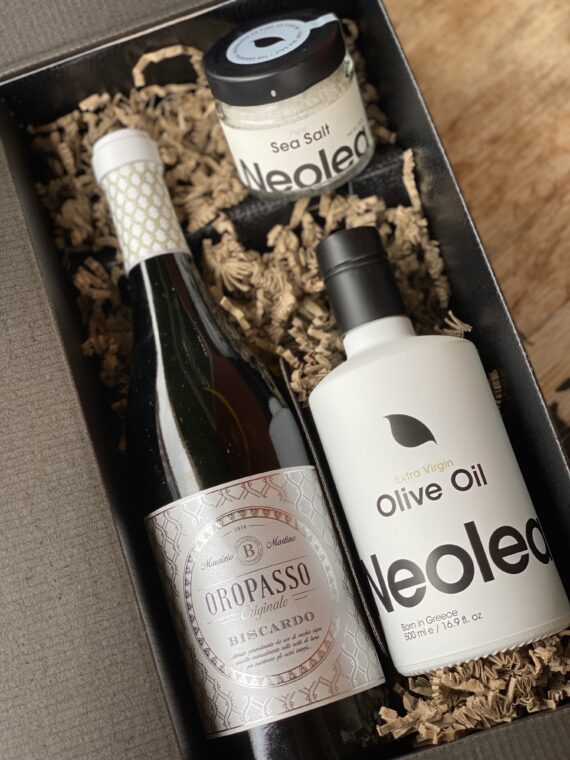 The Icons giftbox met Neolea olijfolie, zout en een fles Oropasso.