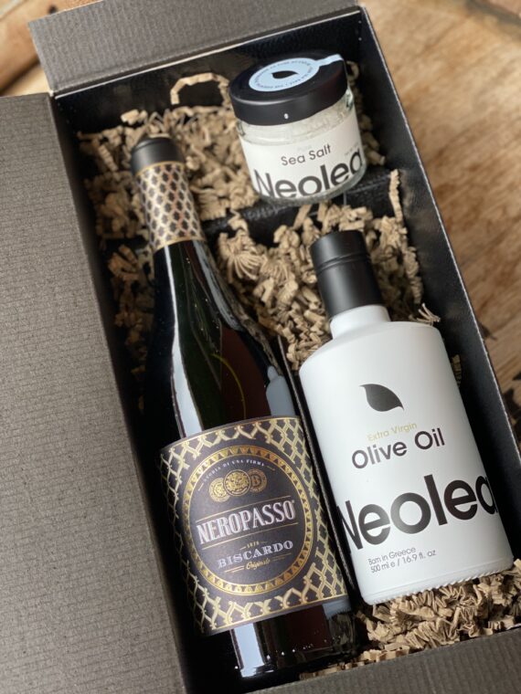 The Icons giftbox met Neolea olijfolie, zout en een fles Neropasso.