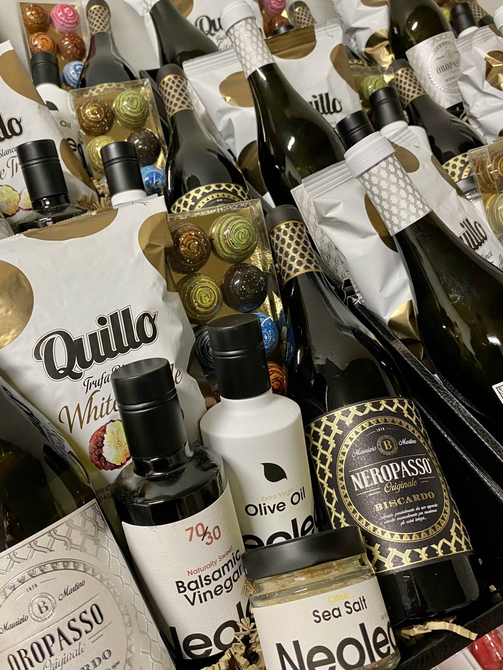 Pakketten met onze icon producten als Neolea olijfolie, Neropasso wijn en Picasso bonbons.